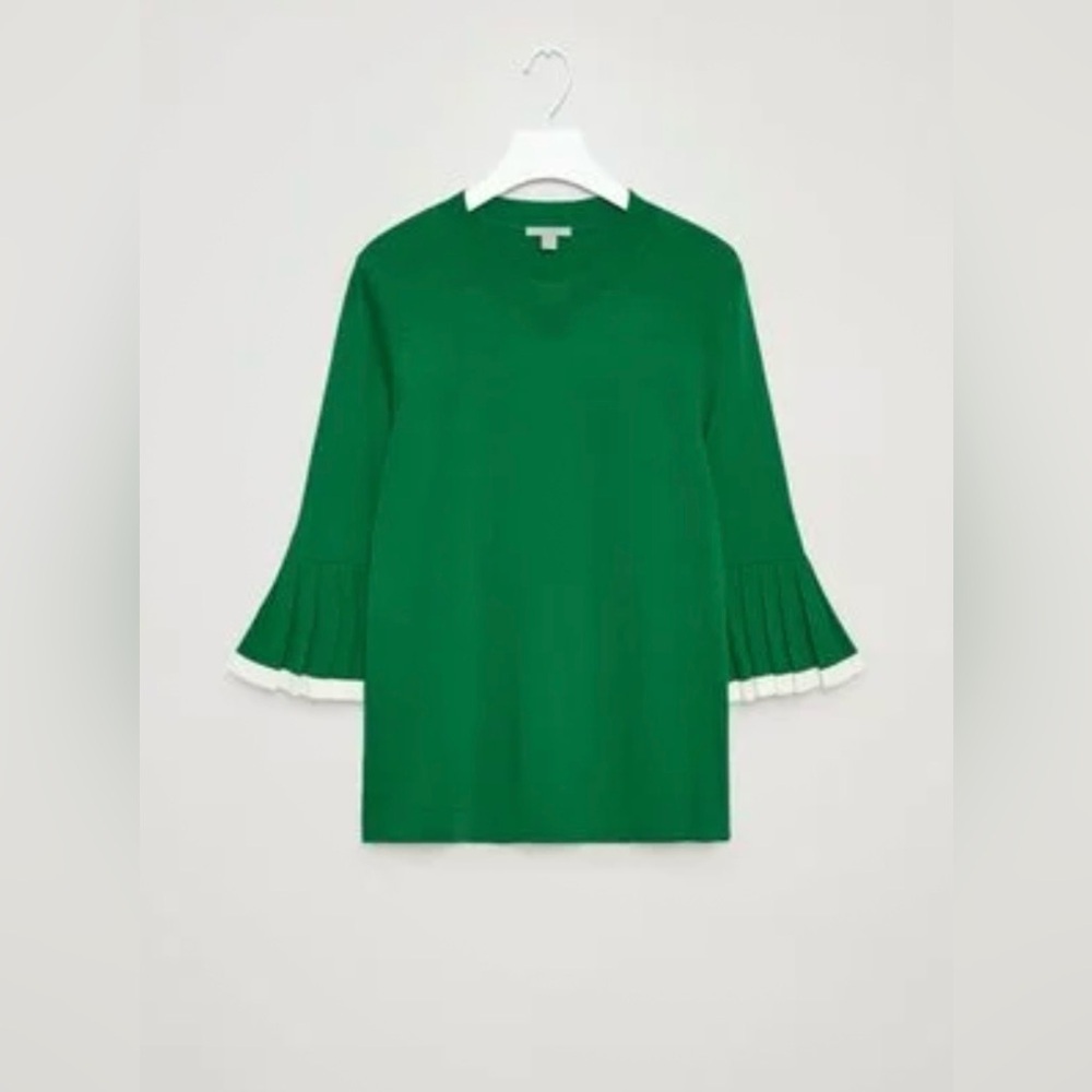 COS Green Top with White Accent 💚🍀